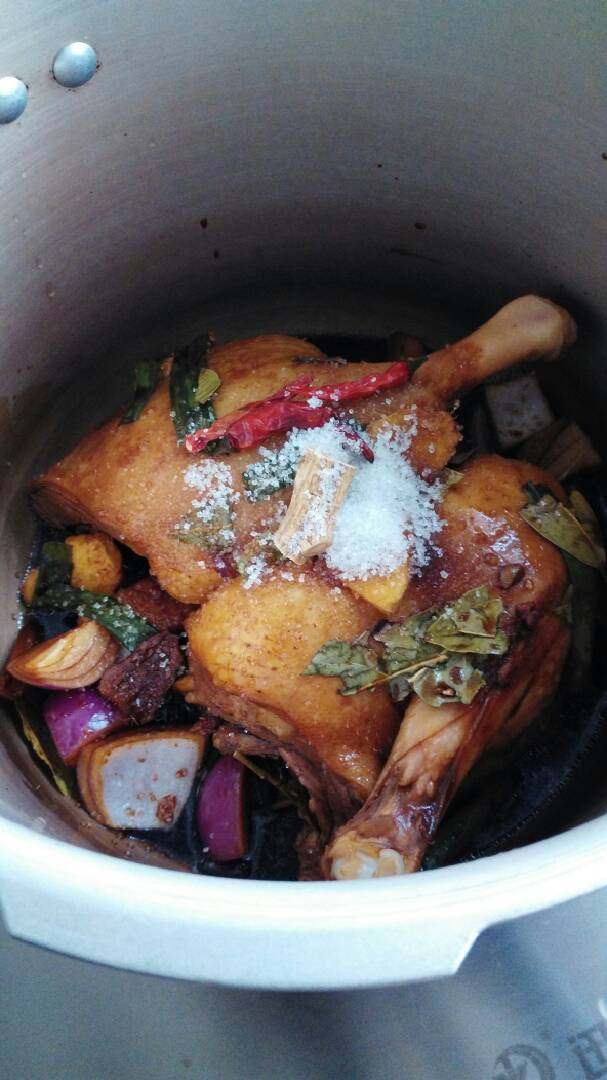 卤鸭肉,把腌制的鸭肉放入高压锅内加入腌制的佐料、再加辣椒、西洋参白糖、水1200克等。