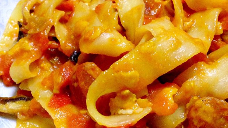 酸甜番茄烩面,1，<a style='color:red;display:inline-block;' href='/shicai/ 59'>番茄</a>洗净，切成丁
2，<a style='color:red;display:inline-block;' href='/shicai/ 230'>香菇</a>洗净，开水泡花，切成丝
3，<a style='color:red;display:inline-block;' href='/shicai/ 429'>瘦肉</a>洗净，切成丝；<a style='color:red;display:inline-block;' href='/shicai/ 4536'>腊肠</a>切成丁
4，<a style='color:red;display:inline-block;' href='/shicai/ 887'>黄油</a>融化后，爆炒<a style='color:red;display:inline-block;' href='/shicai/ 230'>香菇</a>，<a style='color:red;display:inline-block;' href='/shicai/ 429'>瘦肉</a>，<a style='color:red;display:inline-block;' href='/shicai/ 9'>鸡蛋</a>和<a style='color:red;display:inline-block;' href='/shicai/ 4536'>腊肠</a>，加适量酱油，起锅备用
5，锅洗净，加适量油，油热后加入西红柿，翻炒后加水，醋，酱油和糖，小火煮
6，开水，煮熟面条，过冷水，沥干备用
7，步骤5待<a style='color:red;display:inline-block;' href='/shicai/ 59'>番茄</a>熬成浆加面条和步骤4的材料，小火煮，入味收汁