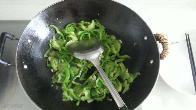 青椒炒苦瓜,锅里放入油烧热，放入苦瓜片炒至半熟，放入青椒丝翻炒，加料酒，盐适量翻炒均匀即可。