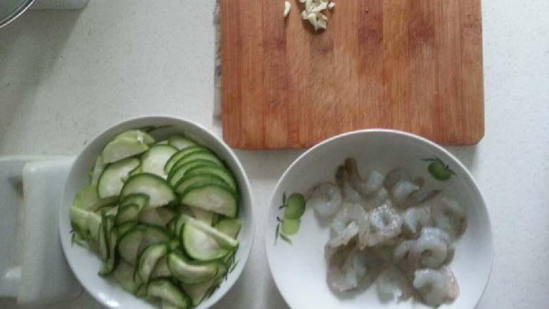 丝瓜炒虾仁
,把丝瓜去皮洗净，切成片或者滚刀块，鲜虾仁备用。