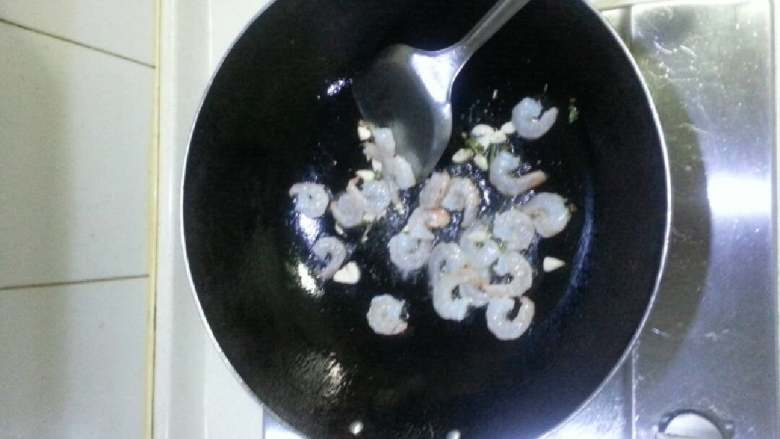 丝瓜炒虾仁
,锅里放油烧八成热，下入蒜炝锅放入虾仁，待虾仁变色放入丝瓜，盐翻炒数下。