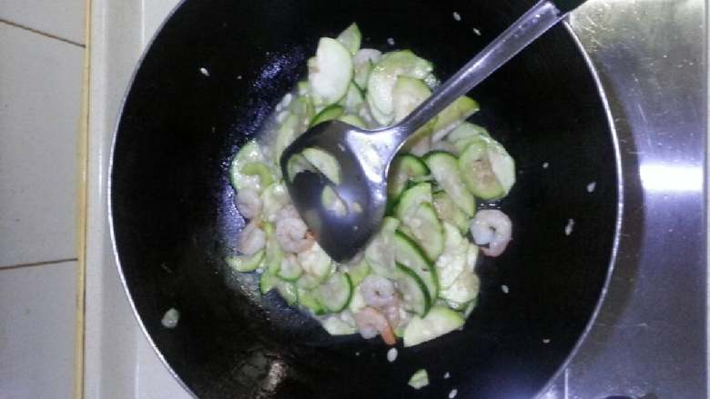 丝瓜炒虾仁
,放入丝瓜后加入点水烧至丝瓜熟软放入蚝油和适量的盐即可