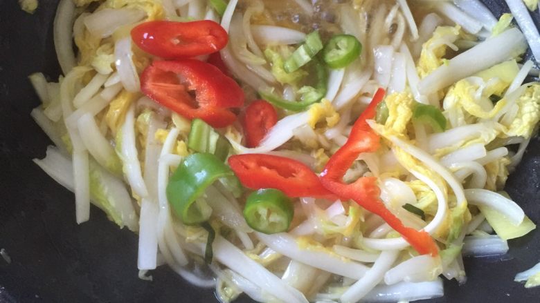 微辣白菜,8分熟左右倒辣椒