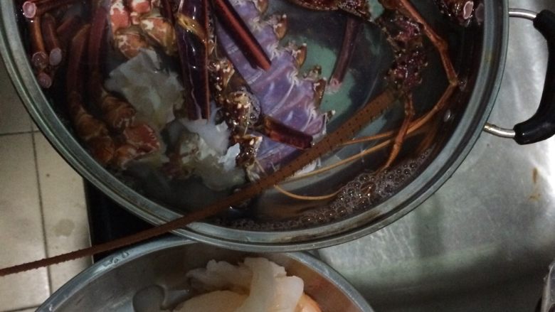 龙虾瑶柱牛肉海鲜粥,把龙虾杀了肉跟壳分开，龙虾壳全部下去煲汤。这汤不是煲越久越好大概半个小时就可以了，龙虾肉就用刀切片然后用冰水泡着肉质才会鲜甜