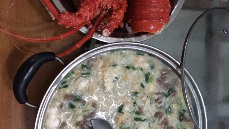 龙虾瑶柱牛肉海鲜粥,成品就是这样，另外牛肉忘了上传腌制了其实很简单，把牛肉切片薄点然后加淀粉<a style='color:red;display:inline-block;' href='/shicai/ 718'>料酒</a><a style='color:red;display:inline-block;' href='/shicai/ 135044'>海鲜酱油</a>腌制半个小时左右就可以了，在粥熬好前十五分钟把牛肉加入进去就可以，龙虾肉也一样不过龙虾就不用腌本来龙虾肉就是鲜甜得很。