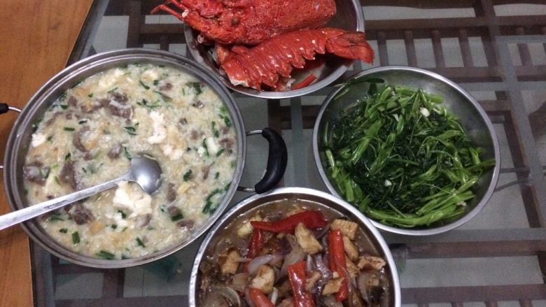 龙虾瑶柱牛肉海鲜粥,附赠两道小菜