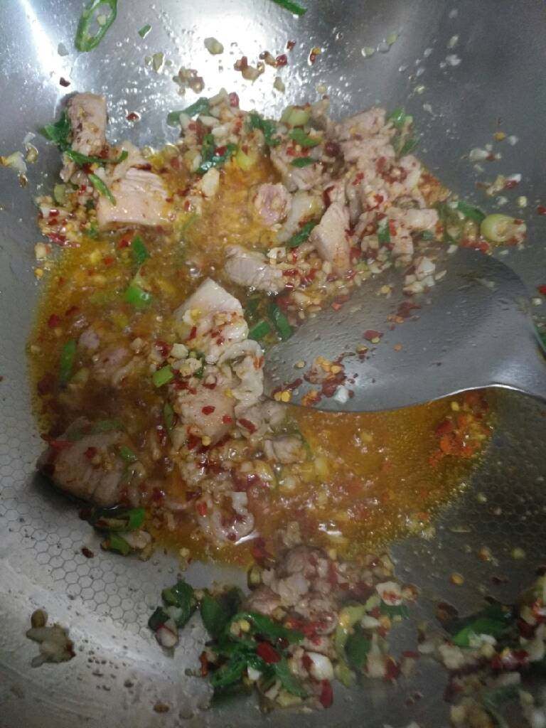辣炒三丝,锅下豆油和麻油,葱姜蒜爆香,炒肉,放点五香粉干辣椒盐