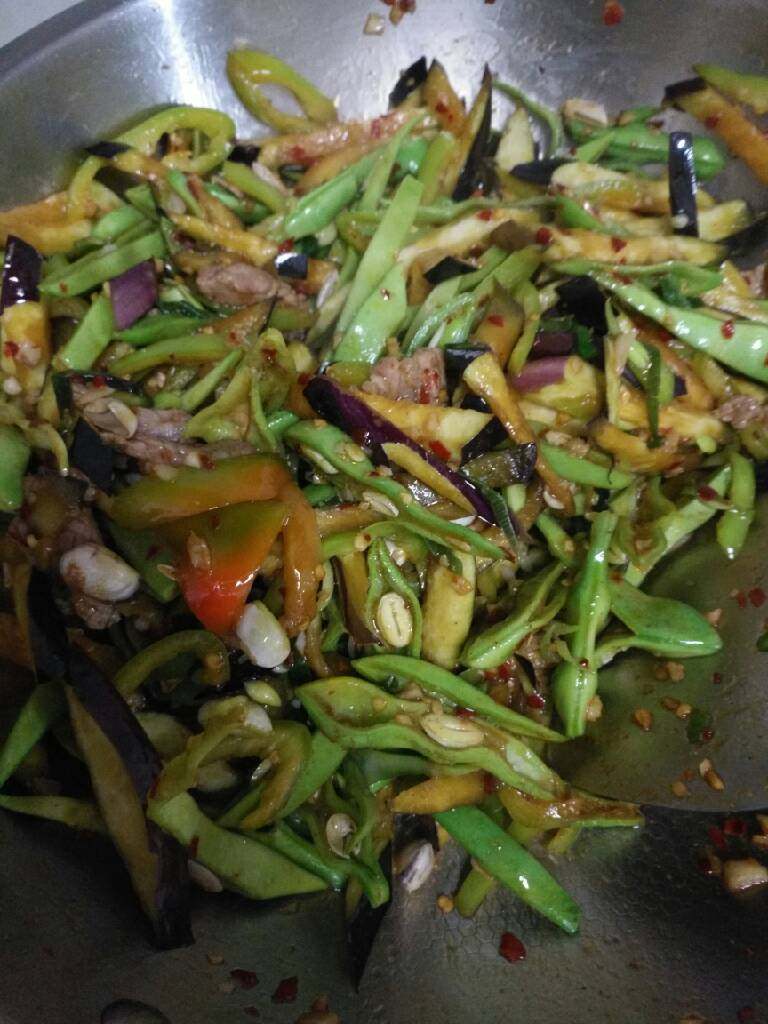 辣炒三丝,菜下锅一起炒,加点酱油和耗油,尽量多炒一会