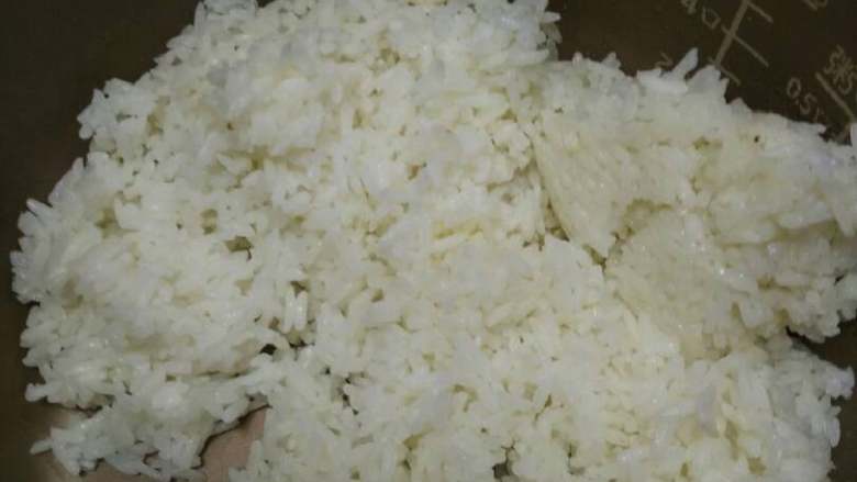 腊肠火腿白菜炒饭,等腊肠油出的差不多了就放入白菜炒一会，让后放入米饭，小火慢慢炒。