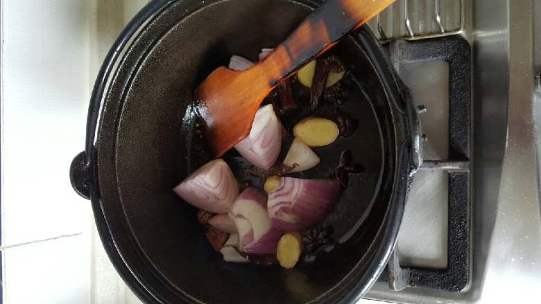 啤酒魔芋红烧羊排,放油,先炒调味料,葱姜后放。