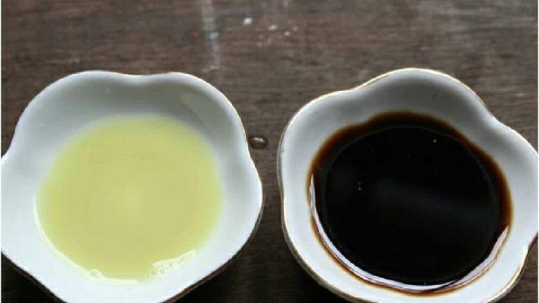 白焯虾,
可以先把料汁准备出来，用<a style='color:red;display:inline-block;' href='/shicai/ 37'>姜</a>汁1茶匙、香醋1茶匙、<a style='color:red;display:inline-block;' href='/shicai/ 788'>生抽</a>1/2茶匙调成味汁，将虾摆盘后蘸食即可；<a style='color:red;display:inline-block;' href='/shicai/ 37'>姜</a>汁的做法：<a style='color:red;display:inline-block;' href='/shicai/ 37'>姜</a>切块儿后捣烂挤出汁，<a style='color:red;display:inline-block;' href='/shicai/ 37'>姜</a>汁起到增香祛寒的作用，吃海鲜最好不要省