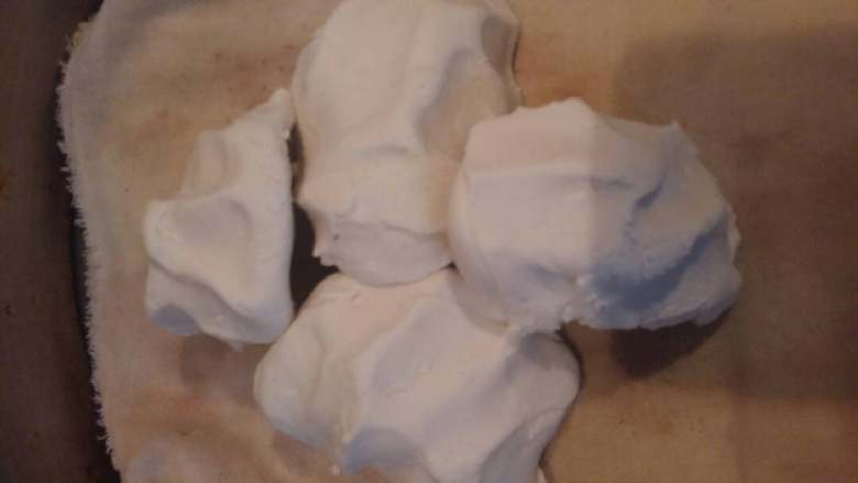 擂头稞(家乡美食),蒸锅里水烧开,把糯米团按成半拳头形。