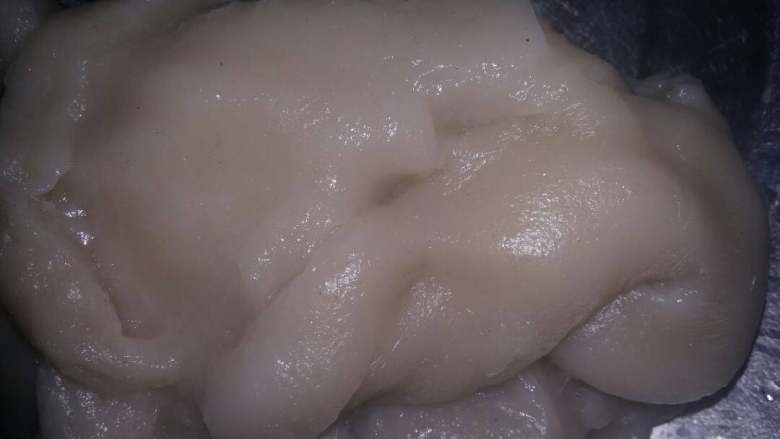 擂头稞(家乡美食),倒在容器中,稍微凉一下,揉合