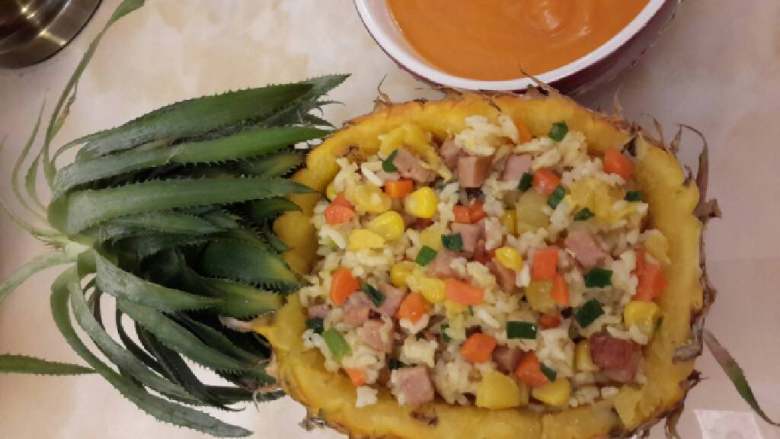 菠萝炒饭&南瓜羹,然后切粒的材料下锅炒香，起锅先放着，再炒鸡蛋米饭，然后把材料倒回米饭中一起再炒，加盐适量放葱和香菜翻炒一下就装回菠萝里面