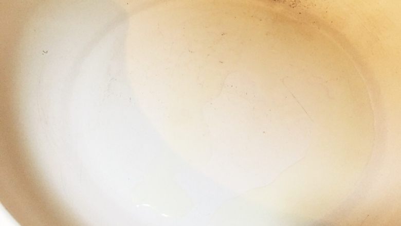 豆角鸡蛋煎饼 ,煎锅中刷一层橄榄油,中火热锅