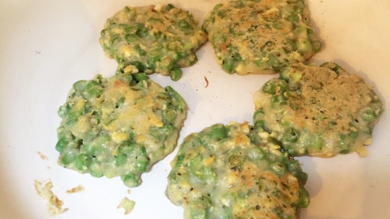 豆角鸡蛋煎饼 ,翻面,继续煎1-2分钟,注意翻面看煎的程度,到表面呈现有点金黄色即可
(想要吃焦脆一点的,可适当延长时间,但要注意翻面,不要煎过头)