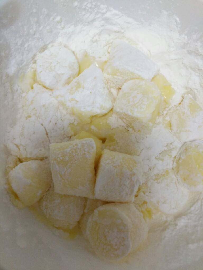 肉末日本豆腐,这步可以省略,因为这步油大,豆腐容易碎,一定要把日本豆腐一块一块放到淀粉里,轻轻晃动,不要一起放淀粉,该粘上了,豆腐粘上淀粉放油里炸一下捞出,看视频人家做的豆腐一点没碎,我是把豆腐弄碎了!所以建议这步可以省略,而且过油了油会大一些,不太好控制!