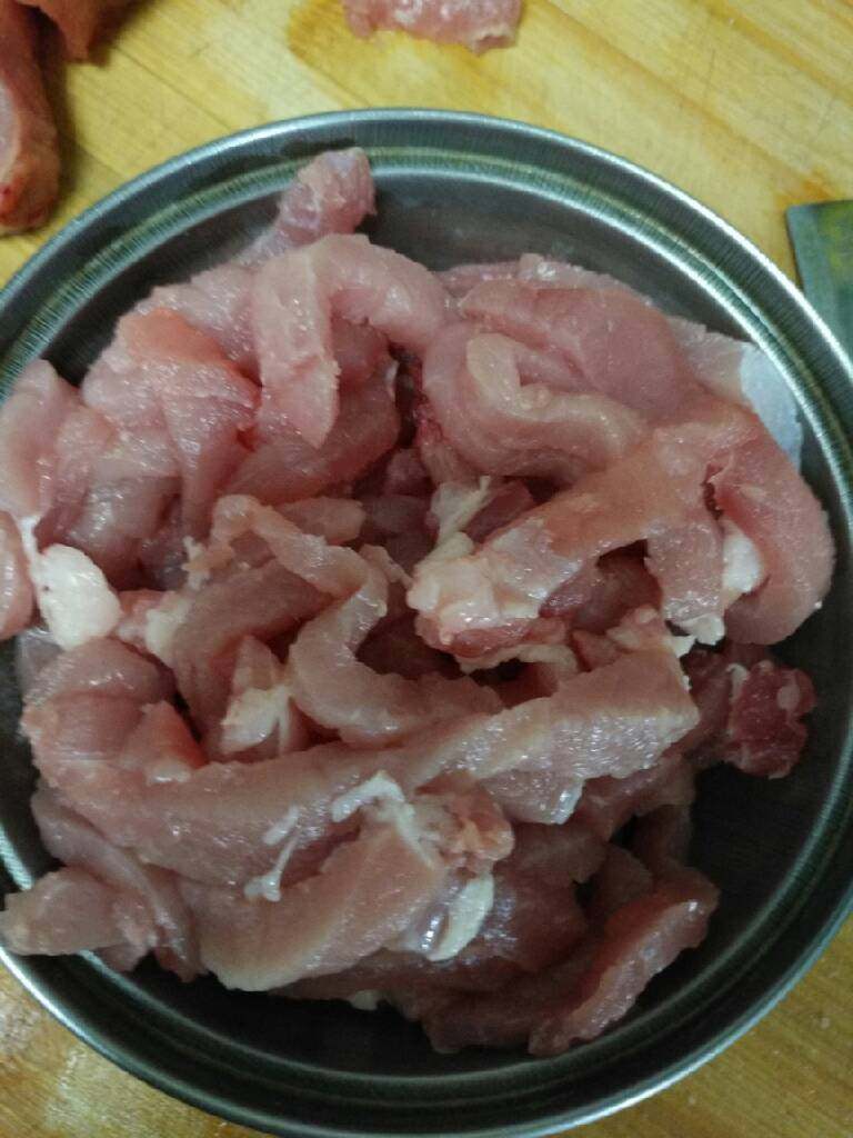 京酱肉丝,最好用小里脊肉比较嫩,我去市场晚了卖没了,用的里脊肉,切细条,我这个有点粗了!家里刀该磨了!