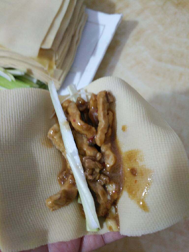 京酱肉丝,卷上吃!我是和肉沫日本豆腐一起做的!再加一勺肉沫日本豆腐一起包上吃!味道绝了!老公吃撑了都!