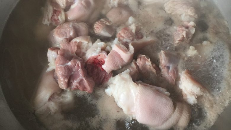 泡椒猪蹄,抄出血水