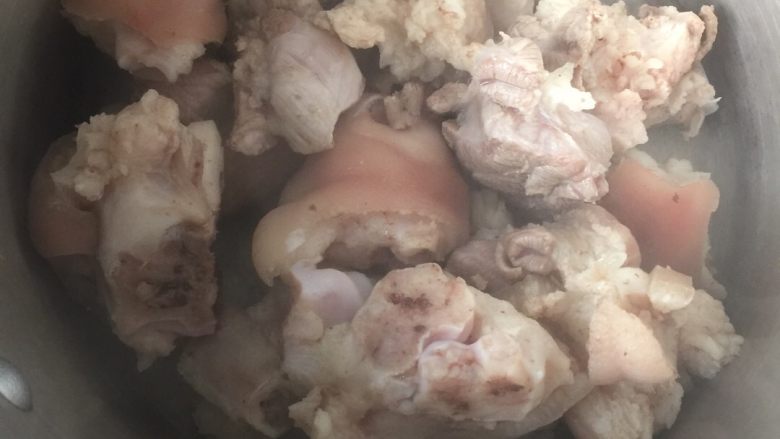 泡椒猪蹄,捞出放入高压锅