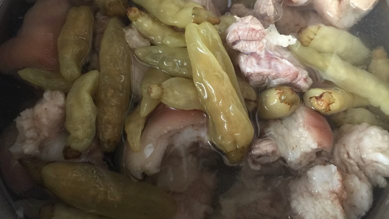 泡椒猪蹄,加温水至食材平(如图