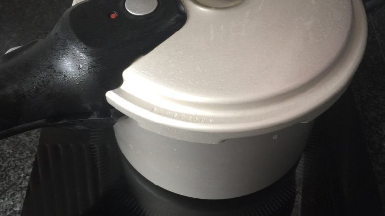 泡椒猪蹄,用文火压至上气后，再压五分钟