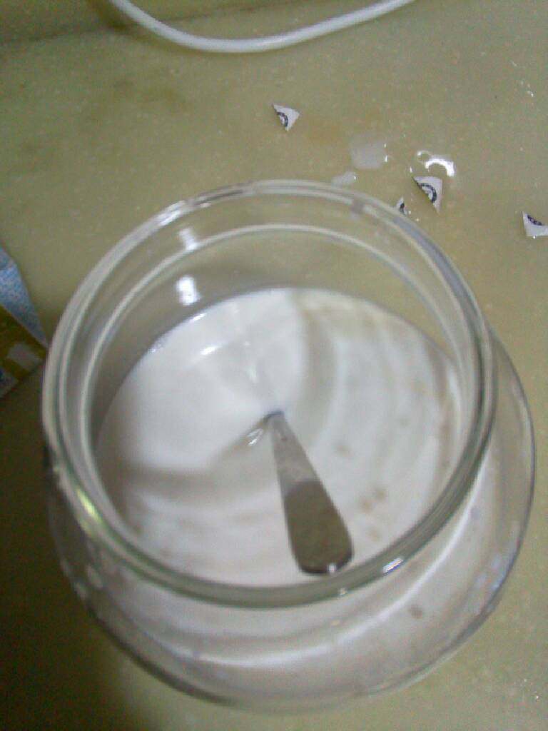 超级无敌特好吃的美味水果酸奶,将材料全部倒入并且搅拌均匀