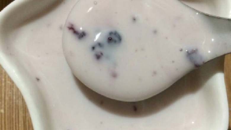 川秀菌粉做的酸奶,用勺子挖起来，丝滑诱惑有没有？加蜂蜜加枫糖浆，加果酱都由你~还可以做水浴酸奶蛋糕，做面包，各种吃~
