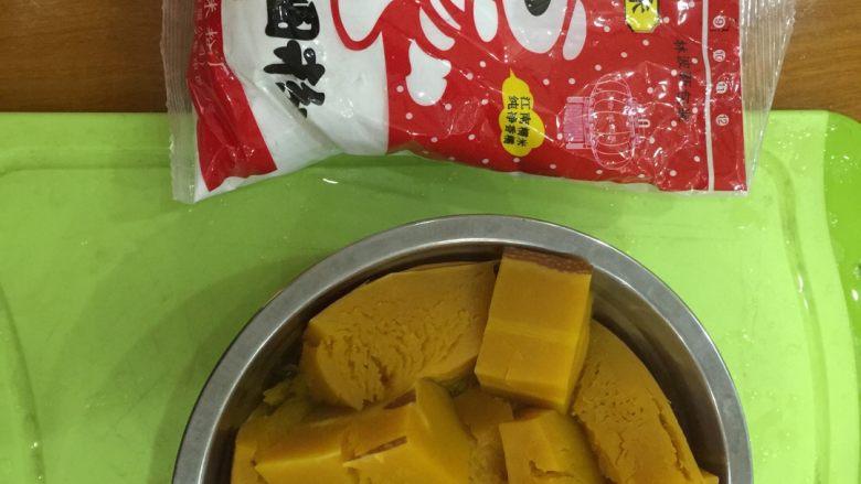 南瓜饼香酥啊,将<a style='color:red;display:inline-block;' href='/shicai/ 53'>南瓜</a>切块高压锅蒸个10分钟左右