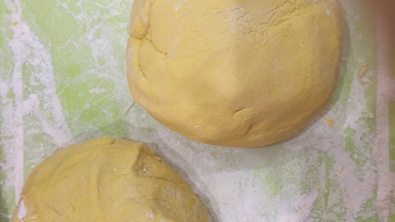 南瓜饼香酥啊,500克的粉全部用完可以有2个面团