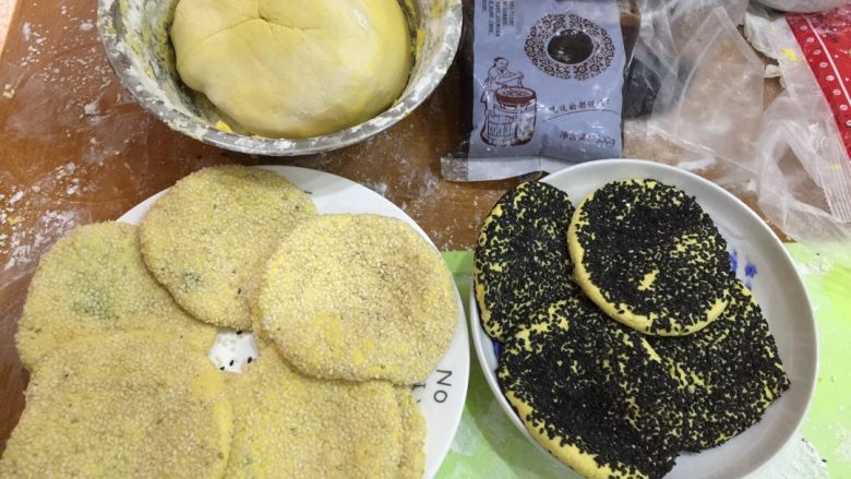 南瓜饼香酥啊,如图超市买的豆沙馅，一个面团做出来一共12个