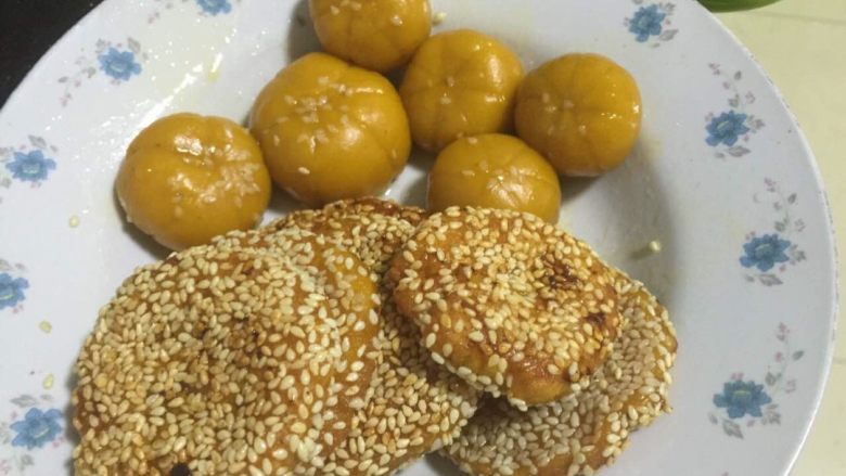 南瓜饼香酥啊,是不是很像小南瓜，清蒸油煎都可以哦，就是这么美味