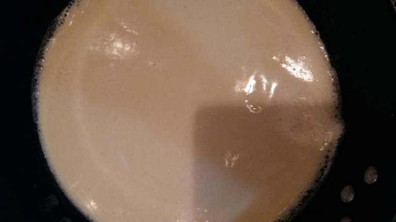 自制豆腐,锅里加入一小碗水烧开,(先把水烧开可以防止豆浆焦底)再倒入已过滤的豆浆,期间撇清泡沫,转中小火烧开豆浆再煮5,6分钟关火。