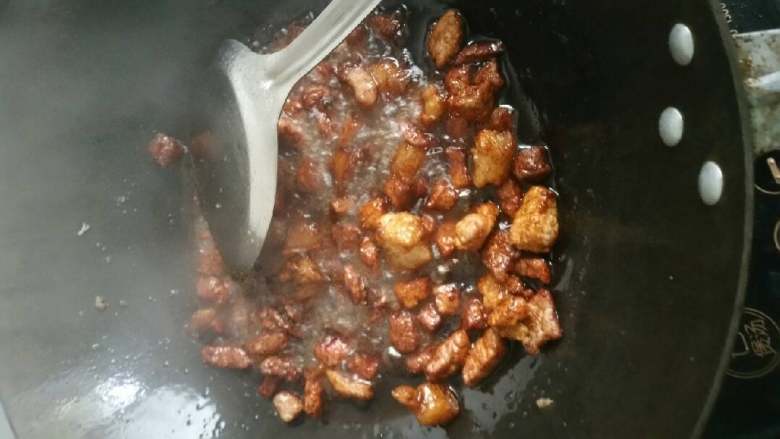 土豆毛豆肉,开锅点火放油制热然后先放进肥<a style='color:red;display:inline-block;' href='/shicai/ 6081'>肉</a>炒两三分钟，再放进瘦<a style='color:red;display:inline-block;' href='/shicai/ 6081'>肉</a>一起大🔥炒。几分钟后放盐放酱油