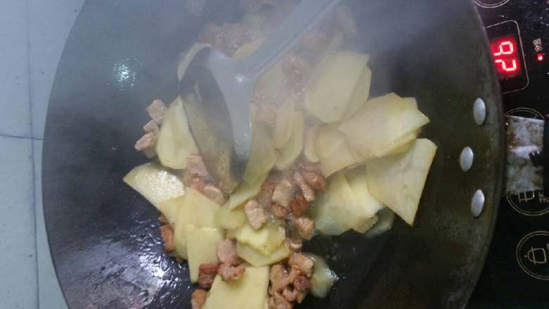 土豆毛豆肉,倒进切好的<a style='color:red;display:inline-block;' href='/shicai/ 23'>土豆</a>片炒（温馨提示：在倒进<a style='color:red;display:inline-block;' href='/shicai/ 23'>土豆</a>片前可以将锅中的肉弄出一部分留着炒别的菜，我经常这么干。）