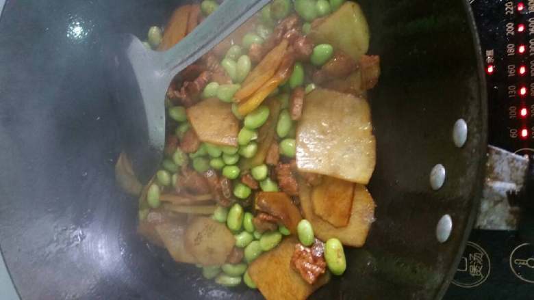 土豆毛豆肉,倒进<a style='color:red;display:inline-block;' href='/shicai/ 67'>毛豆</a>炒，可以放点红辣椒。色彩上会更好看。