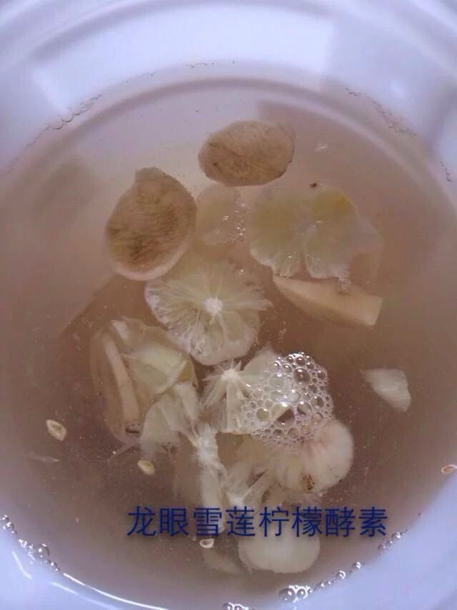 水果酵素（龙眼雪莲果柠檬）,加工食材，<a style='color:red;display:inline-block;' href='/shicai/ 2375'>龙眼</a>去皮去核、雪莲果去皮切片、<a style='color:red;display:inline-block;' href='/shicai/ 595'>柠檬</a>去仔切片（环保酵素清洗水果能有效去除残留农药），将加工好的食材倒进溶好糖的酵素桶内，倒入激活了的菌粉搅拌均匀