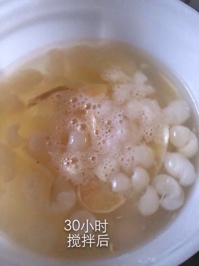 水果酵素(龙眼雪莲果柠檬),12小时后每天搅拌2-3次,酵素桶表面起了一些泡泡,把浮在表层的食材轻轻用搅拌勺往下按,让食材充分浸泡在液体当中,使之发酵更加充分