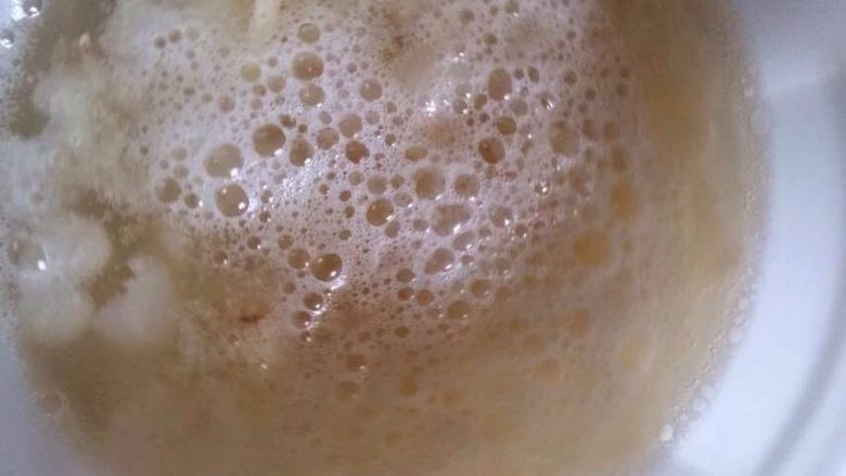 水果酵素(龙眼雪莲果柠檬),发酵50小时,泡多而细腻,搅拌均匀后继续发酵