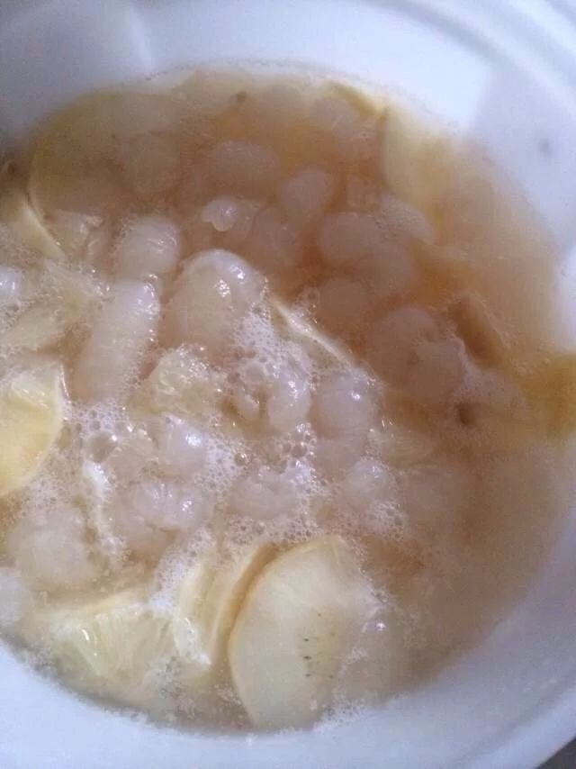 水果酵素(龙眼雪莲果柠檬),发酵65小时,表面看起来泡沫变少,发酵基本完成,闻起来有酒酿的香味,尝起来酸大于甜,且略带麻舌感,可以起桶