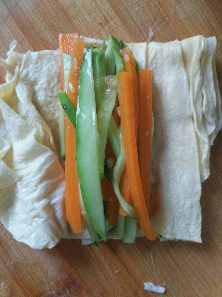 香辣豆腐卷,有油豆皮就用油豆皮,把黄瓜和胡萝卜丝卷上用<a style='color:red;display:inline-block;' href='/shicai/ 131'>香菜</a>系上