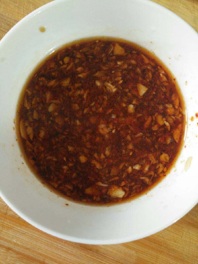 香辣豆腐卷,剩下的蒜水,加酱油耗油香油麻油醋辣椒油调汁!