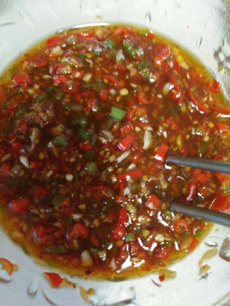 香辣豆腐卷,锅加一点油,尖椒和姜沫下锅翻炒一下,不然怕太辣,然后倒到之前的汁里