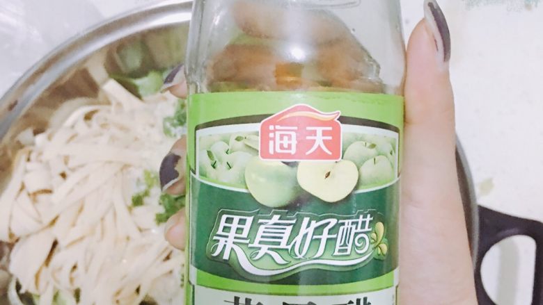 家常拌凉菜,一般来说,拌凉菜最好不要用陈醋,通常米醋较多,我用的是<a style='color:red;display:inline-block;' href='/shicai/ 5365'>果醋</a>,会额外带一股果香,醋和糖的比例是1:1.5最佳