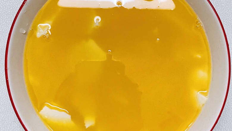 鸡蛋炖豆腐,再倒入蛋液,让其充分混合