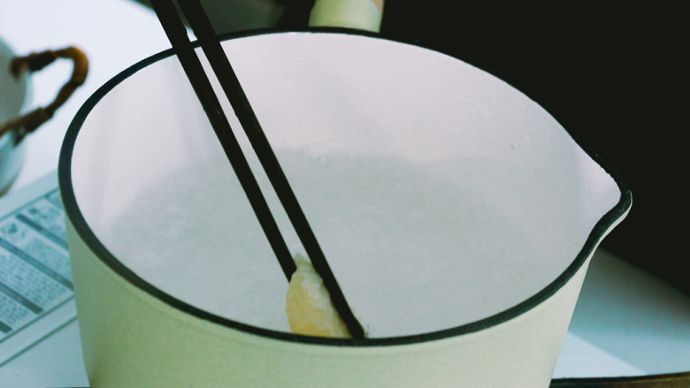油泼鱼,锅里烧水,水开后下入鱼片