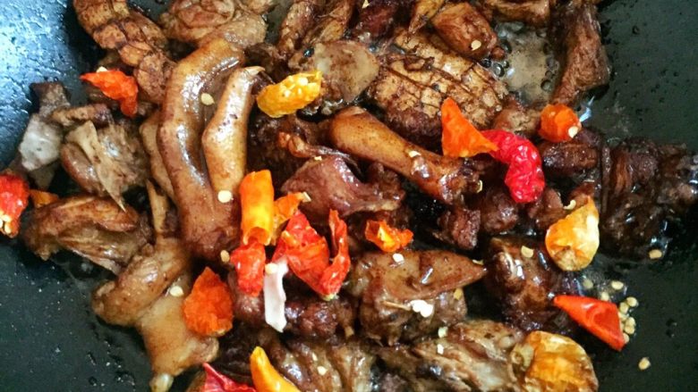 子姜焖鸭,加入老抽,辣椒干