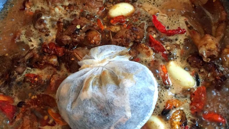 子姜焖鸭,倒入一罐啤酒,加入一包卤料焖煮入味