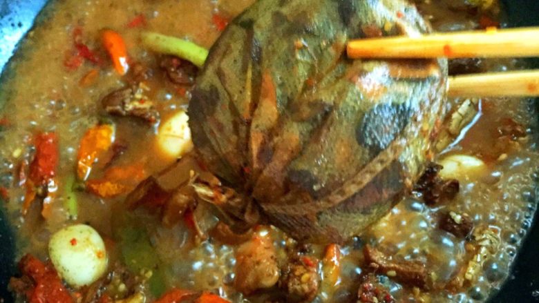 子姜焖鸭,鸭肉焖熟后,夹掉卤料包